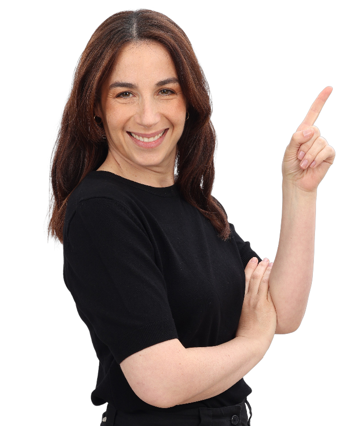 אישה מחייכת מצביעה כלפי מעלה